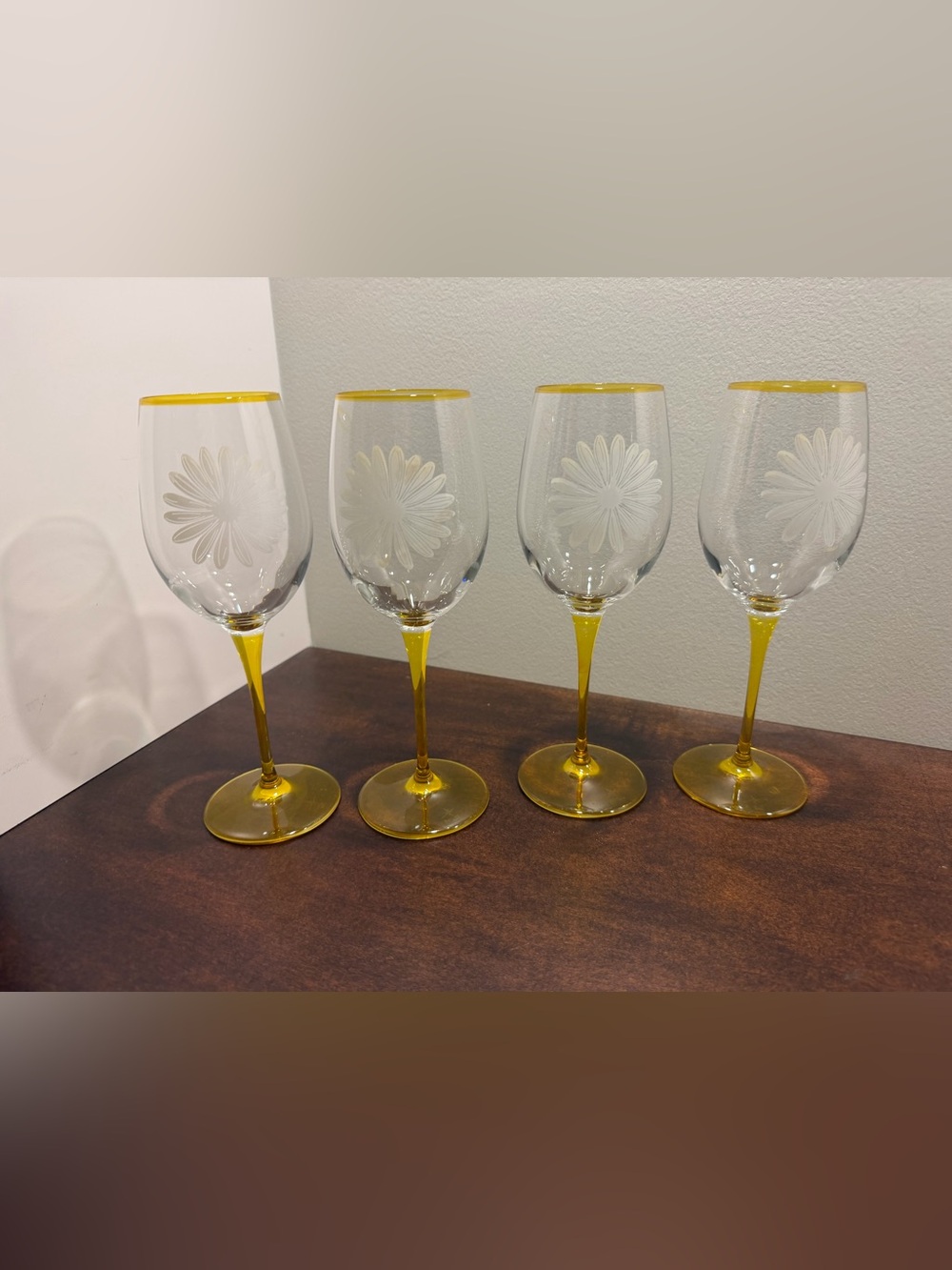 Yellow & White Daisy Wine Glass